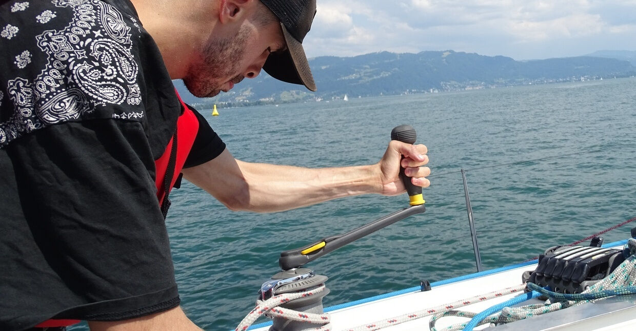 Segeln für Alle Ein Mann riggt ein Segel auf einem Segelboot