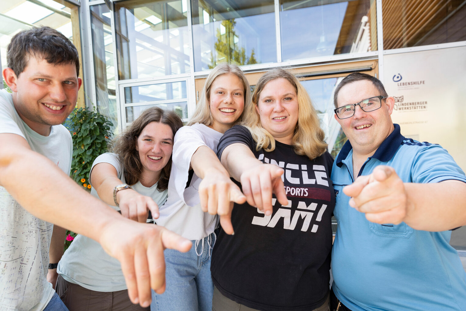 Lebenshilfe Lindau Gruppenbild Eine Personengruppe vor dem Haupteingang der Lebenshilfe Lindau