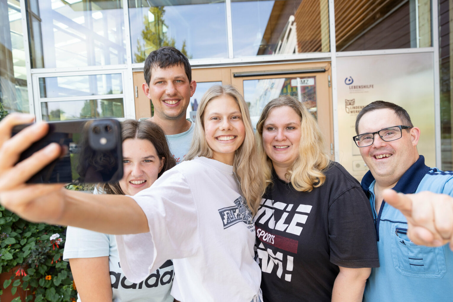 Eine Personengruppe macht einen Selfie