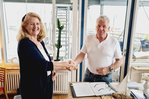Monika Illerhaus (Öffentlichkeitsarbeit Lebenshilfe Lindau) mit Dr. Martin Niederkrüger