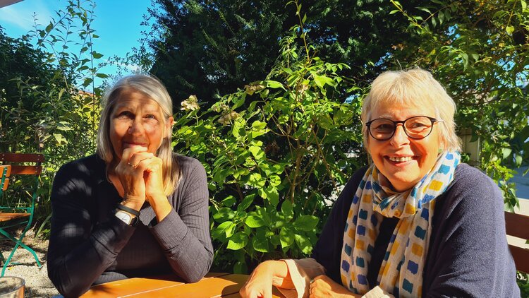 Ursel Edeler und Inge Litz (l.) vom Verein Modell Wasserburg e.V.