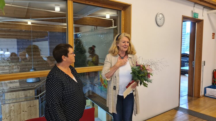 Geschäftsführerin Esther Hofmann verabschiedet Monika Illerhaus.